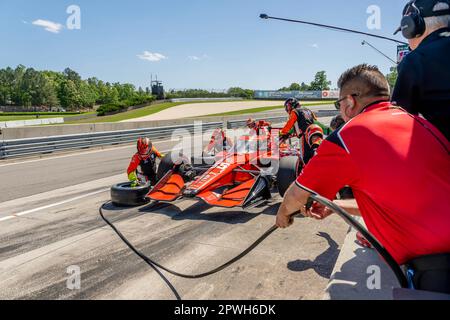 Birmingham, AL, USA. 30. April 2023. BENJAMIN PEDERSEN (R) (55) aus Kopenhagen, Dänemark, bringt sein Auto während des „Childrens of Alabama“ Indy Grand Prix im Barber Motorsports Park in Birmingham AL. Zur Inspektion. (Kreditbild: © Walter G. Arce Sr./ZUMA Press Wire) NUR REDAKTIONELLE VERWENDUNG! Nicht für den kommerziellen GEBRAUCH! Kredit: ZUMA Press, Inc./Alamy Live News Stockfoto