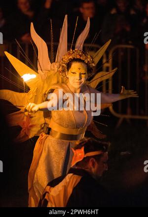 Edinburgh, Schottland, Großbritannien, 30. April 2023 beginnt die May Queen ihre Reise um das Festival. Kredit: Raymond Davies / Alamy Live News Stockfoto