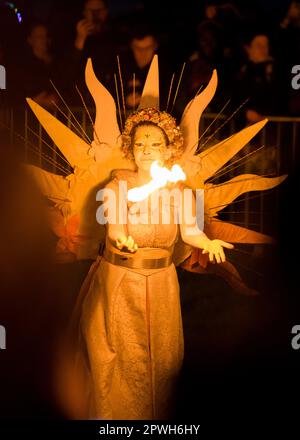 Edinburgh, Schottland, Großbritannien, 30. April 2023 beginnt die May Queen ihre Reise um das Festival. Kredit: Raymond Davies / Alamy Live News Stockfoto