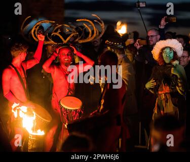 Edinburgh, Schottland, Großbritannien, 30. April 2023, das Geweih des grünen Mannes wird von den roten Drummern gestohlen. Kredit: Raymond Davies / Alamy Live News Stockfoto