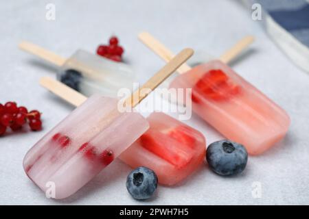 Leckeres Beereneis auf dem beleuchteten Tisch, Nahaufnahme Stockfoto