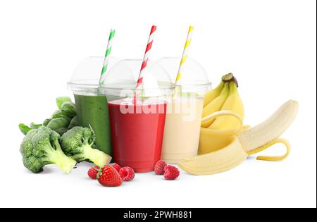 Verschiedene köstliche Smoothies in Plastikbechern auf weißem Hintergrund Stockfoto