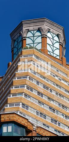 Die kaskadierenden Stufenbalkone des Alexandria, 201 West 72. Street in Manhattans Upper West Side, sind mit einem Wassertank mit ägyptischem Motiv versehen. Stockfoto