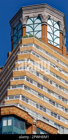 Die kaskadierenden Stufenbalkone des Alexandria, 201 West 72. Street in Manhattans Upper West Side, sind mit einem Wassertank mit ägyptischem Motiv versehen. Stockfoto