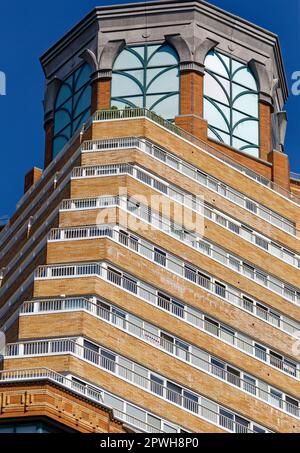 Die kaskadierenden Stufenbalkone des Alexandria, 201 West 72. Street in Manhattans Upper West Side, sind mit einem Wassertank mit ägyptischem Motiv versehen. Stockfoto