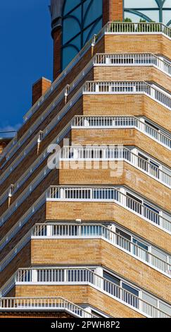 Die kaskadierenden Stufenbalkone des Alexandria, 201 West 72. Street in Manhattans Upper West Side, sind mit einem Wassertank mit ägyptischem Motiv versehen. Stockfoto