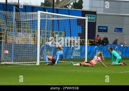 Manchester, Großbritannien. 30. April 2023. Manchester Academy, Manchester, 30. April 2023: Lauren Hemp (11 Manchester City) tippt während des WSL-Spiels zwischen Manchester City und Reading im Academy Stadium, Manchester, England, in die Nummer 3. (MHodsman/SPP) Kredit: SPP Sport Press Photo. Alamy Live News Stockfoto