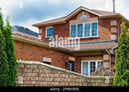 Kanadische Wohnsiedlungen bestehen aus leichten Bauwerken, die in der ganzen Welt bekannt sind. Hält harten Wintern und heißen Sommern stand. Stockfoto