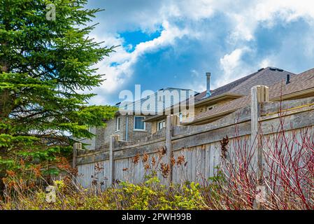 Kanadische Wohnsiedlungen bestehen aus leichten Bauwerken, die in der ganzen Welt bekannt sind. Hält harten Wintern und heißen Sommern stand. Stockfoto