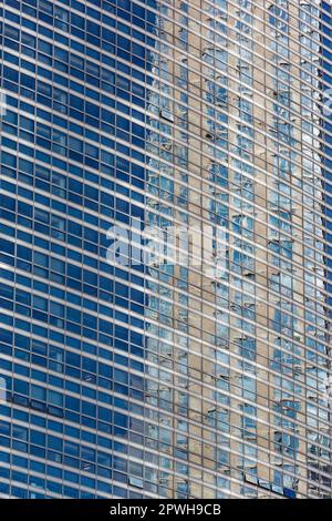 Die McKeon Hall der Fordham University spiegelt den Wohnturm 160 West 62. Street wider. Stockfoto