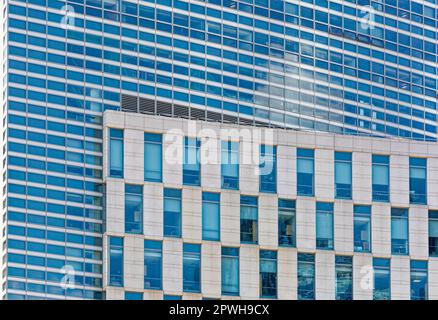 Das Louis Stein Center for Law and Ethics der Fordham University und die McKeon Hall fusionieren in der 150 West 62. Street, gegenüber vom Lincoln Center. Stockfoto