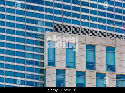 Das Louis Stein Center for Law and Ethics der Fordham University und die McKeon Hall fusionieren in der 150 West 62. Street, gegenüber vom Lincoln Center. Stockfoto