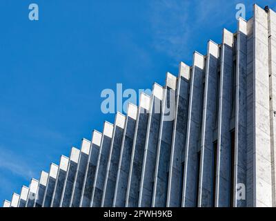 Drei Seiten der Metropolitan Opera House im Lincoln Center sind hinter den Wänden mit hoch aufragenden vertikalen Travertinflossen mit Glas verkleidet. Stockfoto