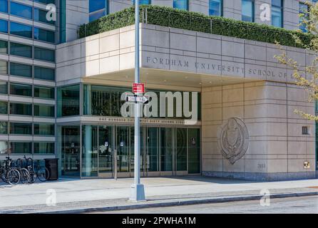 Das Louis Stein Center for Law and Ethics der Fordham University und die McKeon Hall fusionieren in der 150 West 62. Street, gegenüber vom Lincoln Center. Stockfoto