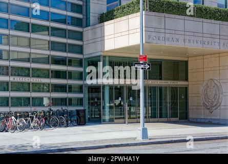 Das Louis Stein Center for Law and Ethics der Fordham University und die McKeon Hall fusionieren in der 150 West 62. Street, gegenüber vom Lincoln Center. Stockfoto