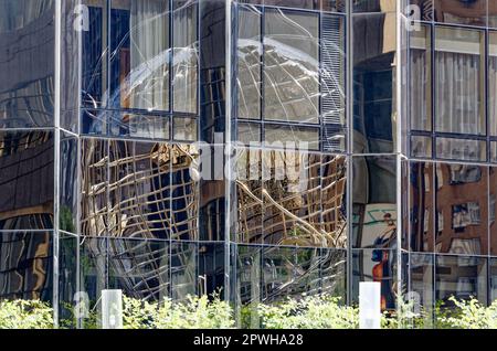 Kim Brandells Globe Sculpture neben dem Trump International Hotel & Tower am Columbus Circle, wo sich Broadway und Central Park West kreuzen. Stockfoto