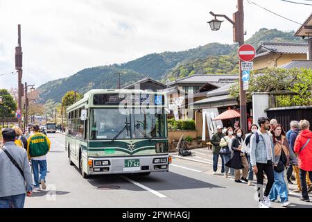 Arashiyama Kyoto, April 2023, öffentliche Verkehrsmittel Bus bringt Touristen nach Arashiyama, um Bambushain und Tenryu-ji Tempel, Japan, Asien zu sehen Stockfoto