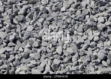 Schotter für Einfahrt, Garten, Weg oder Straße. Steingärten. Kleine, zerquetschte Steine. Strukturierter Hintergrund. Gebäude, Baumaterial. Stockfoto