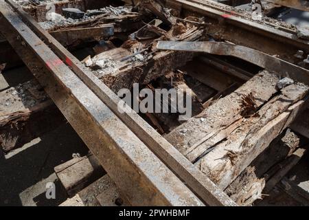 Selektiver Fokus und Details des Abbruchs von rustikalen Bahngleisen auf alten Eisenbahnschwellen aus recyceltem Holz. Stockfoto