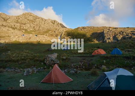 Sonnenaufgang in einem Bergcamp, Zelte von Bergsteigern, die in La Rotonda campen, Ausgangspunkt für Wanderwege in Los Gigantes, einem Bergmassiv, das zum Wandern besucht wird Stockfoto