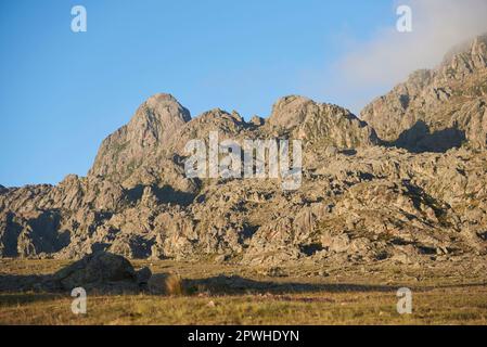 Cerro de la Cruz bei Sonnenaufgang von La Rotonda aus gesehen, Ausgangspunkt für Bergwanderwege in Los Gigantes, einem Bergmassiv, das zum Wandern und Wandern besucht wird Stockfoto