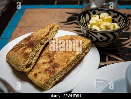 Traditionelles marokkanisches Frühstücksbrot und Butter auf dem Esstisch Stockfoto