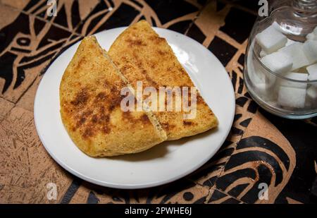 Traditionelles marokkanisches Frühstücksbrot und Zucker auf dem Esstisch Stockfoto