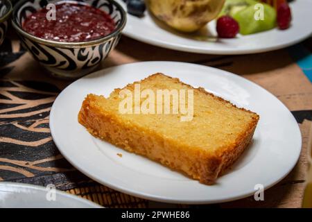 Traditionelles marokkanisches Frühstück mit Kuchen und Marmelade auf dem Esstisch Stockfoto