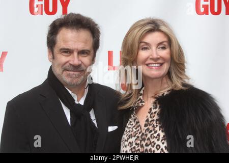 Dennis Miller und seine Frau Carolyn Ali Espley kommen am 1. April 2013 zur Eröffnungsvorstellung von "Lucky Guy" im Broadhurst Theatre in New York City. Foto: Henry McGee/MediaPunch Stockfoto