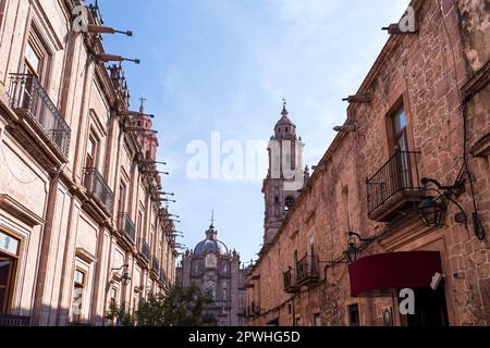 benito juarez Straße neben dem michoacan State Government Palace und der Kathedrale am Ende des Blocks Stockfoto