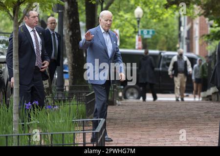Washington, Usa. 30. April 2023. US-Präsident Joe Biden kommt am Sonntag, den 30. April 2023, zur Messe in der katholischen Kirche der Heiligen Dreifaltigkeit in Washington, D.C. Foto: Chris Kleponis/UPI Credit: UPI/Alamy Live News Stockfoto