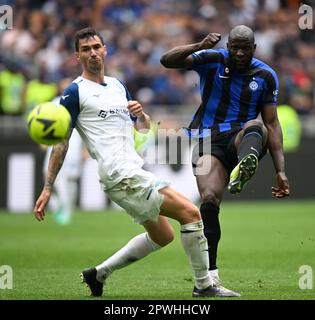 Mailand. 30. April 2023. Romelu Lukaku (R) des FC Inter tritt am 30. April 2023 bei einem Fußballspiel der Serie A in Mailand, Italien, mit Alessio Romagnoli aus Latium an. Kredit: Augusto Casasoli/Xinhua/Alamy Live News Stockfoto