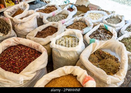 Lokale Gewürze kaufen auf einem kleinen Markt in der alten Tyre Island Gegend, Spitze der Halbinsel, mittelmeer, Tyre(Sour,Sur), Libanon, Naher Osten, Asien Stockfoto