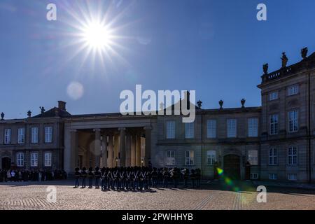 Wechsel der königlichen Bodyguard vor dem Schloss Rosenborg, Kopenhagen, Dänemark Stockfoto