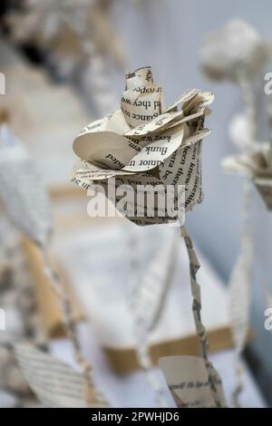 Künstlerische Blumenausstellung aus Papier im Millennium Centre in Cardiff Stockfoto
