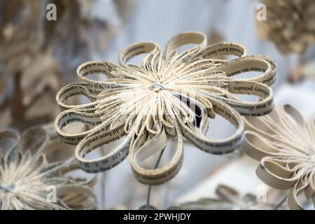 Künstlerische Blüte Display Papier auf das Millennium Centre in Cardiff Stockfoto