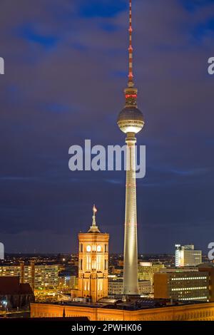 Fernsehturm und Rathaus in Berlin bei Nacht Stockfoto