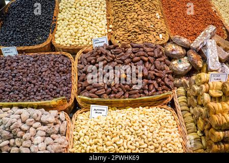 Verschiedene Nüsse und getrocknete Früchte auf dem La Boqueria Markt in Barcelona Stockfoto