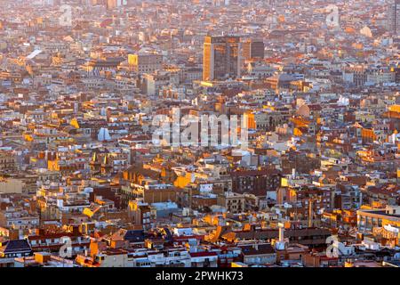 Blick über die Dächer von Barcelona am frühen Morgen Stockfoto