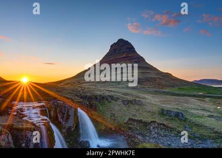 Mount Kirkjufell und Kirkjufellsfoss in Island bei Sonnenuntergang Stockfoto