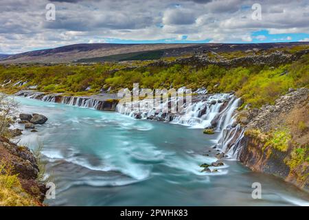 Panoramablick auf den Hraunfossar-Wasserfall in Island Stockfoto