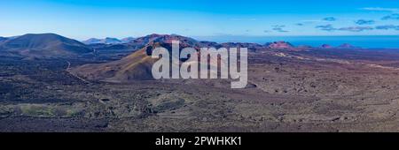 Panoramablick vom Kraterrand der Caldera Blanca zu den Feuerbergen im Parque National de Timanfaya, Lanzarote, Kanarische Inseln, Spanien Stockfoto