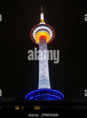 Der berühmte Kyoto Tower vor dem Nachthimmel in Kyoto, Japan Stockfoto