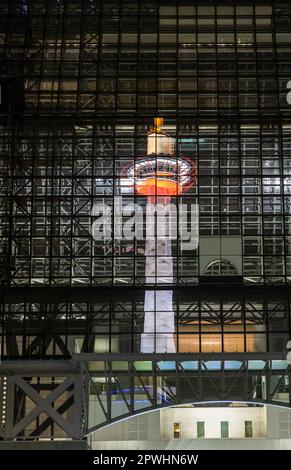 Der berühmte Kyoto Tower spiegelt sich in der Glasfassade des Bahnhofs Kyoto in Kyoto, Japan, wider Stockfoto