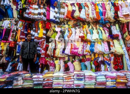 Ein Mann, der Kinderkleider auf einer Plattenform in der Nähe des City Market in Bengaluru Bangalore, Karnataka, Südindien, Indien, Asien verkauft Stockfoto