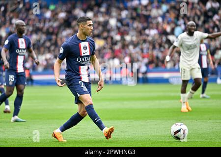 Paris, Frankreich. 30. April 2023. Achraf Hakimi beim Fußballspiel Ligue 1 Uber Eats zwischen dem FC Lorient und Paris Saint Germain (PSG) am 30. April 2023 im Parc des Princes Stadion in Paris, Frankreich. Kredit: Victor Joly/Alamy Live News Stockfoto