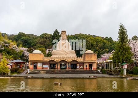 Kyoto, Japan - 26. März 2023: Bodhisattva Avalokitesvara (Kannon) im Ryozen Kannon-Tempel in Kyoto, Japan Stockfoto