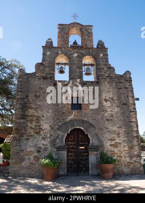 Außenansicht der Mission San Francisco de la Espada oder der Mission Espada in San Antonio, Texas, mit Eingang und Glockenturm in Schlüsselform. Stockfoto