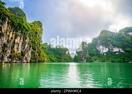 Wunderschöne Kalkstein-Karstinseln der Ha Long Bay in Vietnam Stockfoto