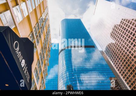 Los Angeles, Kalifornien, USA - 25. April 2023. Omni Hotel und die Wolkenkratzer von Los Angeles am California Plaza in der Innenstadt von Los Angeles. Stockfoto